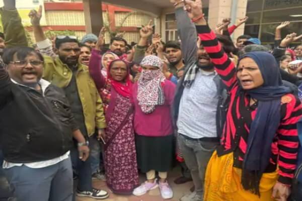 जे.के. लोन हॉस्पिटल में महिला कर्मचारियों का प्रदर्शन, कॉन्ट्रैक्ट महिला कर्मचारी से छेड़छाड़ का आरोप