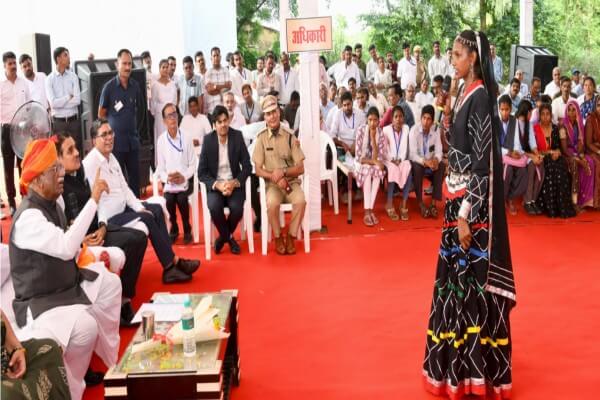 राज्यपाल हरिभाऊ बागडे ने आदिवासी गांव बरोड़ा में की रात्रि चौपाल: शिक्षा से ही गरीबी दूर होगी : बागडे