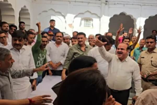 नवलगढ़ में कांग्रेस की संगठन सृजन बैठक में हंगामा, पूर्व विधायक ने मंच साझा करने से किया इनकार