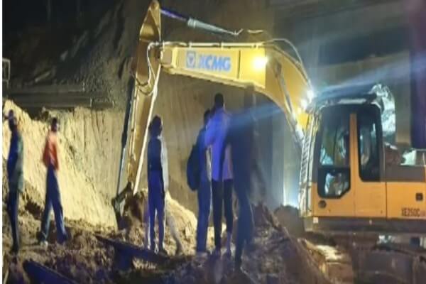 कोटा में दिल्ली-मुम्बई रेल मार्ग पर चल रहे अंडरपास निर्माण कार्य के दौरान मिट्टी धंसने से दो रेलवे इंजीनियरों की मौत