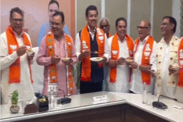 बंगाल जीत पर जयपुर में भाजपा का जश्न, मुख्यमंत्री भजनलाल शर्मा के साथ नेताओं ने खाई झालमुड़ी