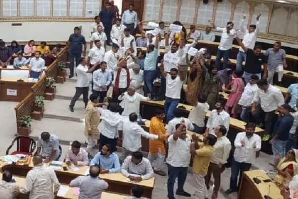 जयपुर नगर निगम ग्रेटर की साधारण सभा में जीएसटी रिफॉर्म को लेकर हंगामा, कांग्रेस पार्षदों ने लगाए नारे वोट चोर गद्दी छोड़ो”