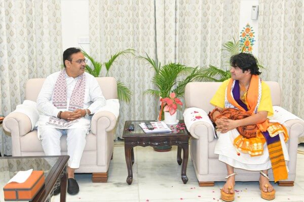 मुख्यमंत्री भजनलाल शर्मा से बागेश्वर धाम पीठाधीश्वर धीरेंद्र कृष्ण शास्त्री की शिष्टाचार भेंट