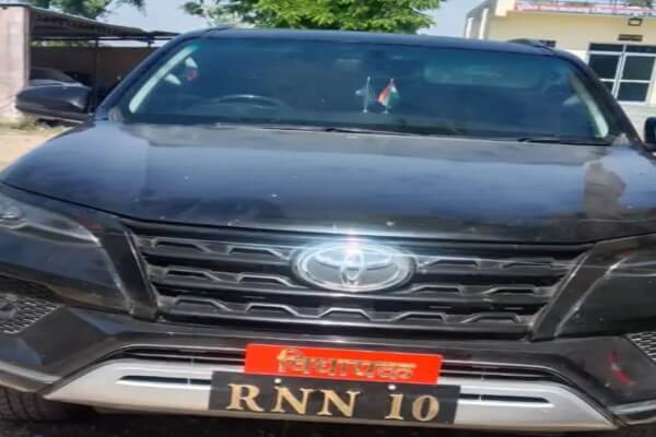 जयपुर में फर्जी ‘विधायक’ नेमप्लेट और ब्लैक फिल्म लगी कार जब्त, ड्राइवर ने पुलिस को 20 हजार की रिश्वत देने की कोशिश की