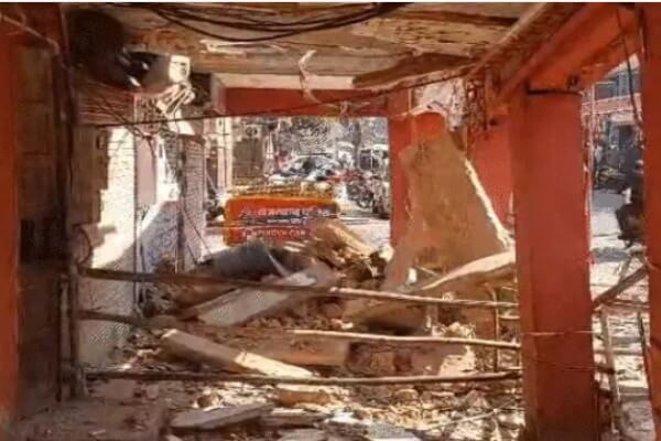 नए साल से पहले जयपुर के परकोटे की पोल खुली, नेहरू बाजार में दुकान का बरामदा गिरा
