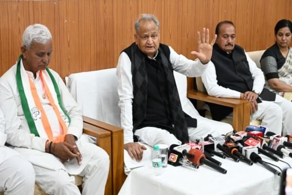 पूर्व मुख्यमंत्री अशोक गहलोत का सरकार पर हमला: “हमारे समय के प्रोजेक्ट ठप, स्वास्थ्य सुविधाएं बदहाल, हो रही आपराधिक लापरवाही”