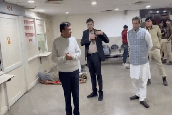केंद्रीय मंत्री मनसुख मांडविया ने देर रात जयपुर के ईएसआई अस्पताल का किया औचक निरीक्षण