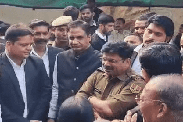 उदयपुर कोर्ट में हंगामा: वकील से मारपीट के विरोध में वकीलों ने डीएसपी की गाड़ी रोकी, एक घंटे तक लगाए नारे — आरोपी हेड कॉन्स्टेबल लाइन हाजिर