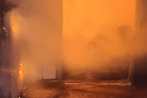 खैरथल के खुशखेड़ा इंडस्ट्रियल एरिया में भीषण आग: कैटल फीड फैक्ट्री धू-धू कर जली