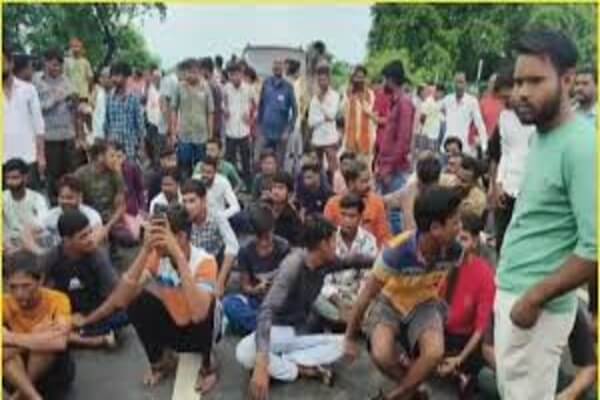 झालावाड़ हादसे के बाद बारां में भी फूटा आक्रोश, शिक्षा मंत्री के गांव के पास ग्रामीणों ने सड़क जाम कर किया प्रदर्शन
