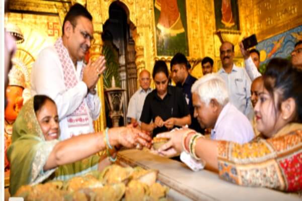 मोती डूंगरी गणेश मंदिर पहुंचे जहां मुख्यमंत्री भजनलाल शर्मा और उनकी पत्नी गीता देवी शर्मा ने वहां मौजूद श्रद्धालुओं को लड्डू का प्रसाद वितरित