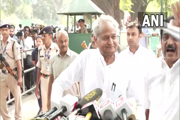 अशोक गहलोत नहीं लड़ेंगे कांग्रेस अध्यक्ष का चुनाव, सीएम पद का फैसला सोनिया गांधी करेंगी