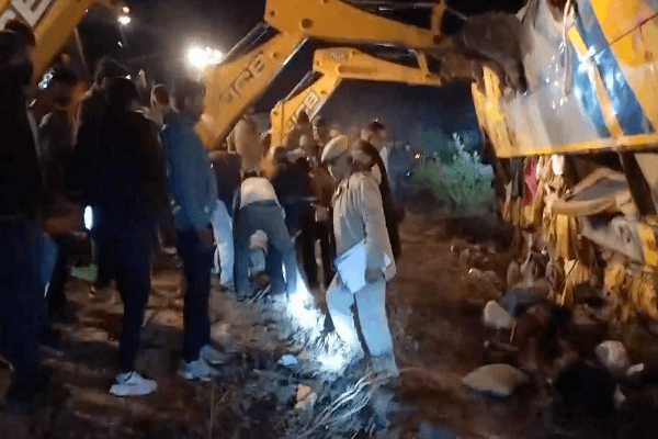 जालौर में भीषण बस हादसा: नीम के पेड़ से टकराकर पलटी निजी बस, तीन की मौत, 13 से अधिक घायल