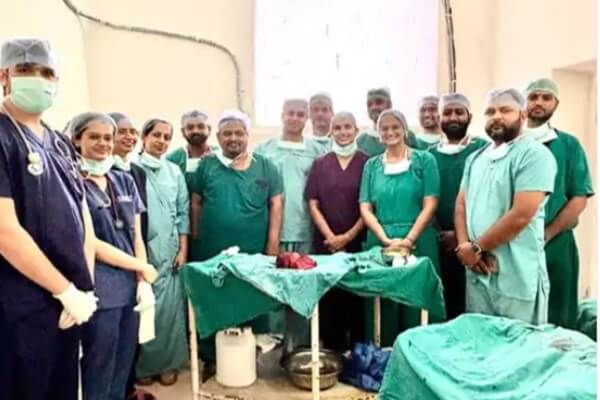 जयपुर एसएमएस हॉस्पिटल में डॉक्टरों ने फेफड़े के पास से 6 किलो की निकाली गांठ 