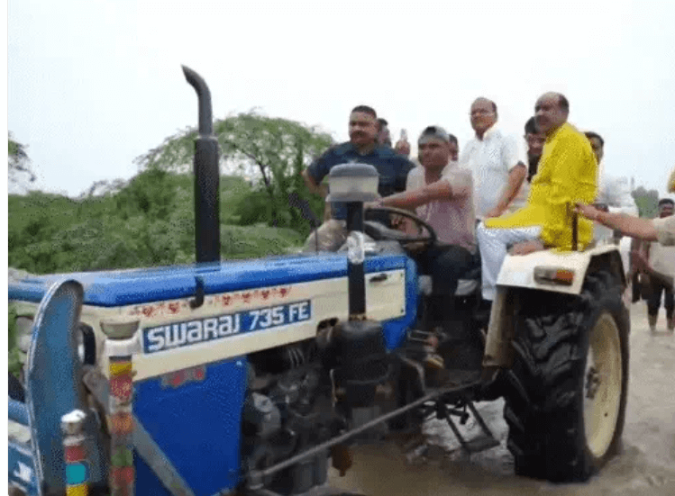 लोकसभा अध्यक्ष ओम बिरला ने ट्रैक्टर से रामगंजमंडी एवं आसपास के ग्रामीण अंचलों का दौरा कर अतिवृष्टि से प्रभावित क्षेत्रों का स्थलीय निरीक्षण किया