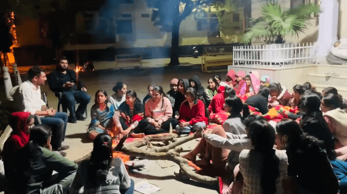 राजस्थान विश्वविद्यालय के माही गर्ल्स हॉस्टल में वार्डन नियुक्ति पर विरोध, छात्राओं ने शुरू किया प्रदर्शन