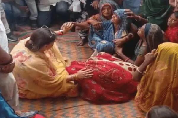 झालावाड़ हादसा: पूर्व मुख्यमंत्री वसुंधरा राजे ने पीड़ित पिता को थमाया जॉइनिंग लेटर और 20 लाख की आर्थिक मदद