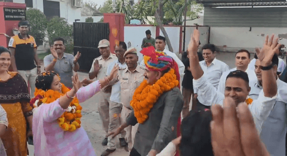 कोटपूतली-बहरोड़ SP देवेन्द्र विश्नोई को भावुक विदाई, पत्नी संग डांस कर बांधा समां