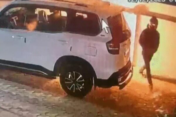 जयपुर में प्रॉपर्टी कारोबारी की स्कॉर्पियो जलाने की साजिश, CCTV में कैद हुई वारदात: बाइक से आए बदमाश 5 फीट दीवार फांदकर घर में घुसे