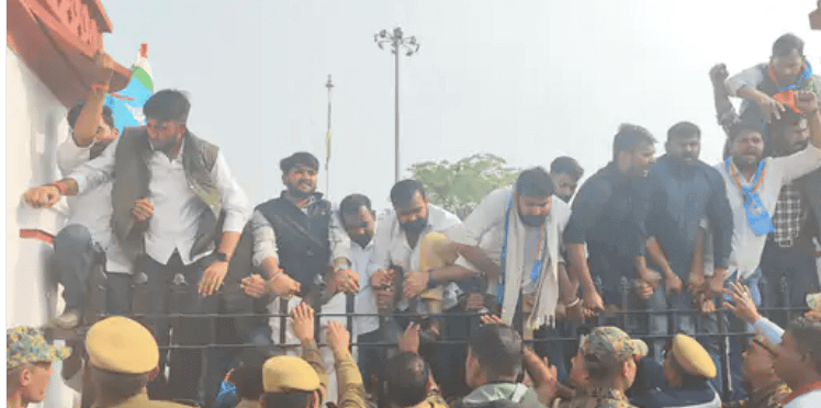 राजस्थान यूनिवर्सिटी में एनएसयूआई का गृहमंत्री अमित शाह के खिलाफ विरोध प्रदर्शन, पुतला फूंका