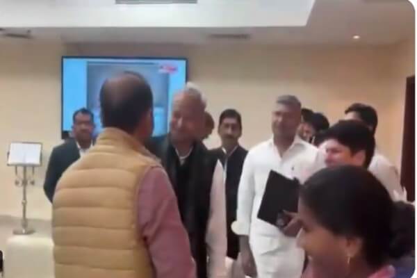 विधानसभा में दिखा आत्मीय पल: पूर्व मुख्यमंत्री अशोक गहलोत ने विधायकों को दिया स्नेहिल आशीर्वाद, भावुक हुआ माहौल