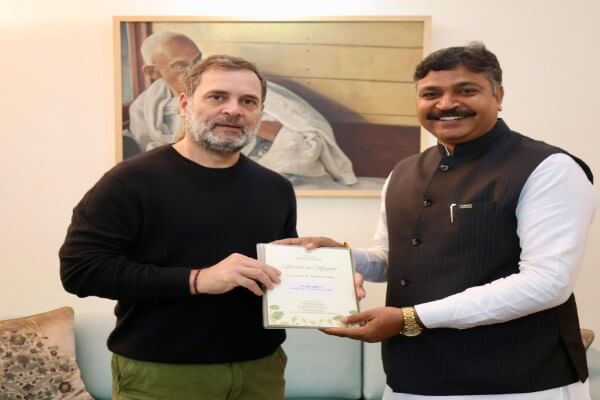 नेता प्रतिपक्ष टीकाराम जूली ने राहुल गांधी से की आत्मीय मुलाकात, बिटिया वर्षा के विवाह का दिया सस्नेह निमंत्रण