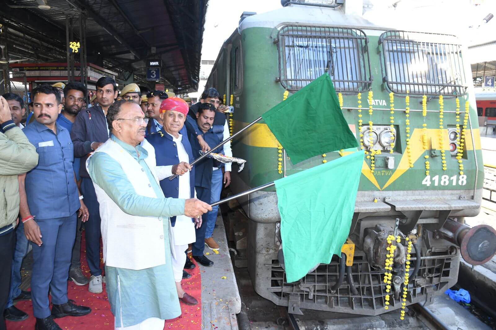 मुख्यमंत्री वरिष्ठ नागरिक तीर्थ यात्रा योजना के तहत तिरुपति बालाजी की विशेष ट्रेन को विधानसभा अध्यक्ष देवनानी और केंद्रीय कृषि राज्यमंत्री भागीरथ चौधरी ने किया रवाना