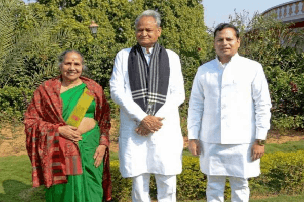 पूर्व मुख्यमंत्री अशोक गहलोत फिर बने दादा, बहू हिमांशी ने बेटे को दिया जन्म