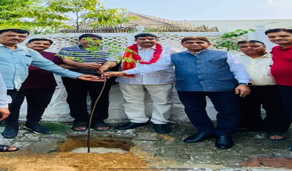 जाने माने मर्म चिकित्सा विशेषज्ञ डॉ. पीयूष त्रिवेदी के जन्मदिवस पर किया वृक्षारोपण
