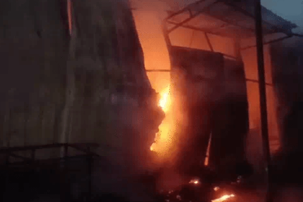 आमेर में प्लाईवुड गोदाम में भीषण आग, 15 लाख का सामान जलकर राख