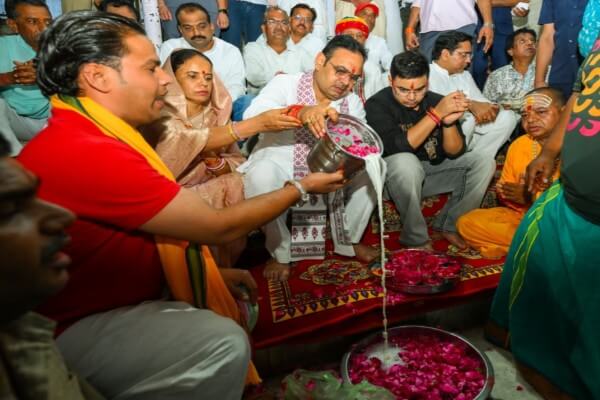 मुख्यमंत्री भजनलाल शर्मा ने विधिवत पूजा-अर्चना कर प्रदेश की खुशहाली और समृद्धि की कामना की