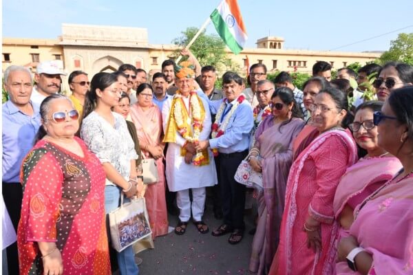 पूर्व सांसद रामचरण बोहरा ने देव दर्शन कर मनाया जन्मदिन, गौसेवा और पौध वितरण से दिया सेवा का संदेश, मुख्यमंत्री ने दी शुभकामनाएं