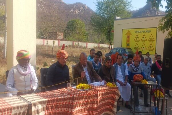 नरवर आश्रम सेवा समिति द्वारा 1150 विद्यार्थियों को स्वेटर वितरण, जनसेवा ही पुण्य का कार्य: गिरधारी लाल शर्मा
