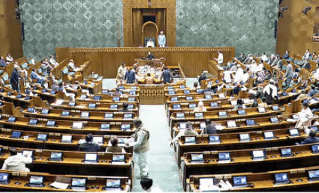 लोकसभा में राहुल गांधी की स्पीच पर लगातार दूसरे दिन हंगामा, 8 सांसद पूरे सत्र के लिए निलंबित