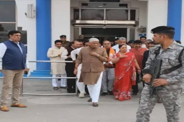 जोधपुर एयरपोर्ट पर वसुंधरा राजे–गजेंद्र सिंह शेखावत साथ दिखे, सियासी चर्चाएं तेज, समर्थकों ने लगाए नारे