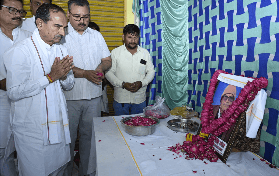 भाजपा प्रदेश अध्यक्ष मदन राठौड़ अपने निजी सचिव संजय बघेल के दिवंगत रामशंकर सिंह बघेल को दी श्रद्धांजलि, आगरा प्रवास के दौरान जताया शोक