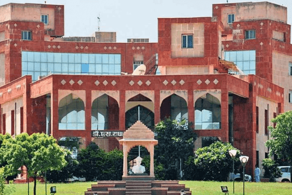 जयपुर की सीनियर टीचर कुंबोदिनी मीणा निलंबित, RGHS कार्ड से रिश्तेदारों को दिलाई मेडिकल सुविधा