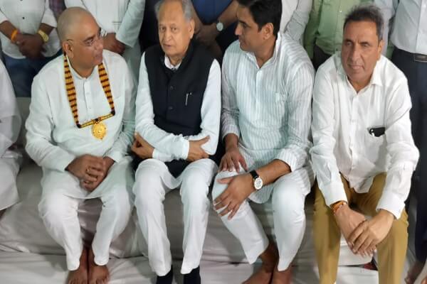 पूर्व मुख्यमंत्री अशोक गहलोत ने जल संसाधन मंत्री सुरेश रावत के पैतृक गांव मुहामी पहुंचकर दी श्रद्धांजलि