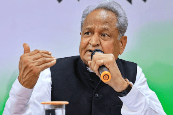 OMR शीट गड़बड़ी पर सियासी घमासान तेज, अशोक गहलोत का मुख्यमंत्री भजनलाल शर्मा पर पलटवार