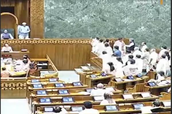 संसद में विपक्ष का हंगामा, 8 निलंबित सांसदों की वापसी और मुख्य चुनाव आयुक्त ज्ञानेश कुमार को पद से हटाने की मांग