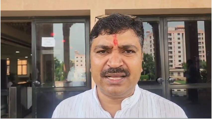 भाजपा की सरकार आर्थिक संकट में बढ़ाकर फ्यूल चार्ज बढ़ाकर बिजली उपभोक्ताओं को दिया झटका: टीकाराम जूली