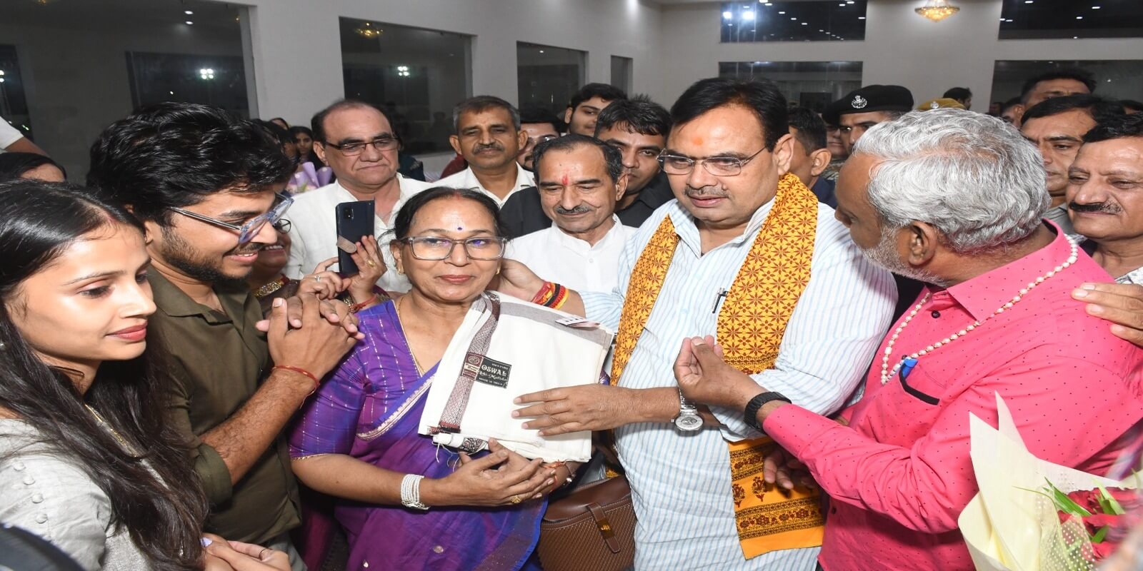 प्रधानाध्यापिका मधुबाला ओझा के सेवानिवृत्ति समारोह में मुख्यमंत्री शर्मा और भाजपा अध्यक्ष मदन राठौड़ ने किया सम्मान, दी शुभकामनाएं