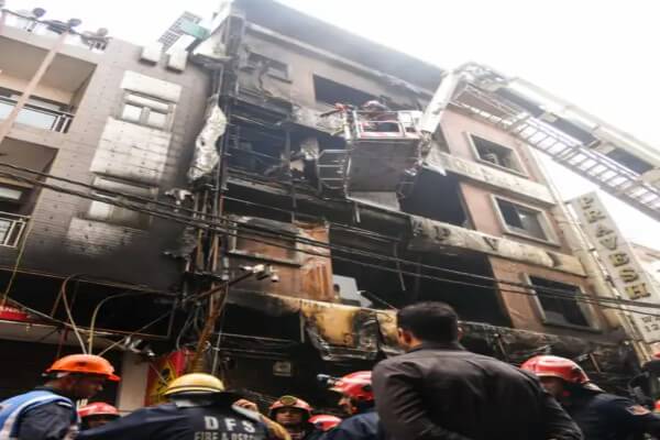 दिल्ली के पालम में भीषण आग: 4 मंजिला इमारत में हादसा, 9 की मौत, कई घायल