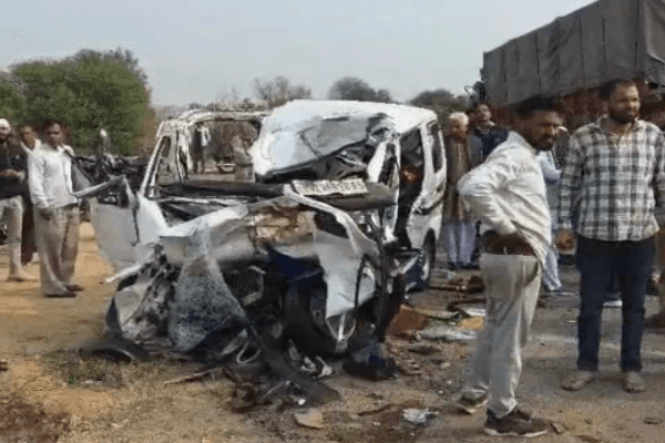 जयपुर-दौसा नेशनल हाईवे पर भीषण सड़क हादसा: ट्रक-कार की टक्कर में चार की मौत, पांच घायल — मेहंदीपुर बालाजी से खाटूश्यामजी जा रहे थे सभी यात्री