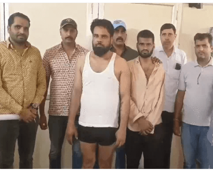ठेहट गैंग के हिस्ट्रीशीटर उजागर सिंह से 'पुलिस हमारी बाप है' कहलवाने के मामले में शामिल आठ पुलिसकर्मियों पर कड़ी कार्रवाई, तीन निलंबित और पांच को किया लाइन हाजिर