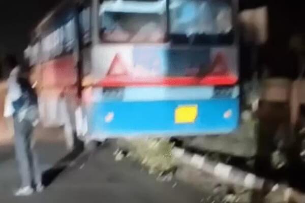 जयपुर-दिल्ली हाईवे पर भीषण हादसा, बस की टक्कर से बाइक सवार 3 दोस्तों की मौत