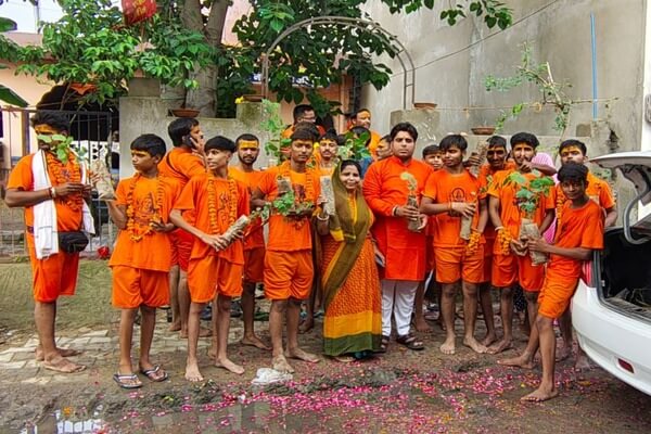 वार्ड 63 में पीताम्बर नगर समिति की तीसरी कांवड़ यात्रा का आयोजन, पार्षद ने औषधीय पौधे भेंट कर किया शिवभक्तों का स्वागत