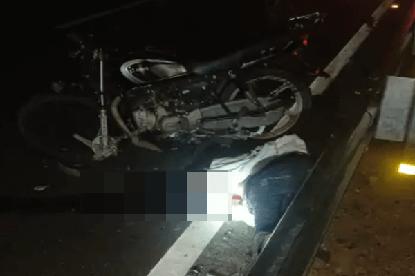 भारतमाला एक्सप्रेस-वे पर दर्दनाक हादसा: रॉन्ग साइड से जा रही बाइक ट्रक से भिड़ी, दो युवकों की मौत, दो गंभीर घायल