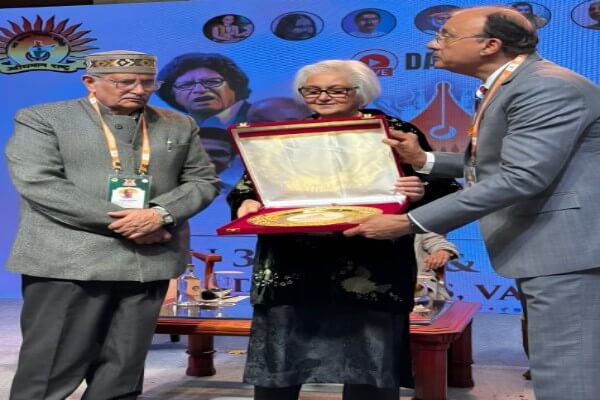 बनारस लिट फेस्ट बुक अवॉर्ड्स 2026 में नमिता गोखले को लाइफटाइम अचीवमेंट सम्मान