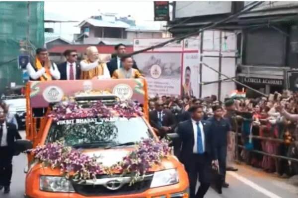 पीएम मोदी दो दिवसीय सिक्किम दौरे पर पहुंचे, गंगटोक में रोड शो, ₹4000 करोड़ की परियोजनाओं का करेंगे शिलान्यास